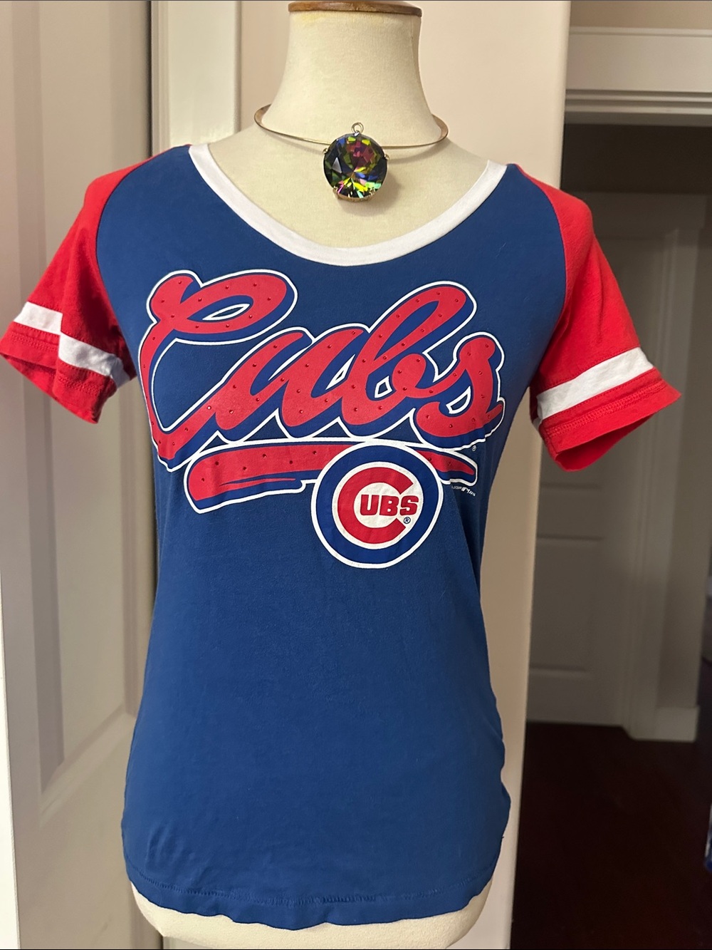NWOT VNTG 2016 Chicago Cubs Rhinestone Raglan V-Neck Tee - 5th & Ocean - Size M